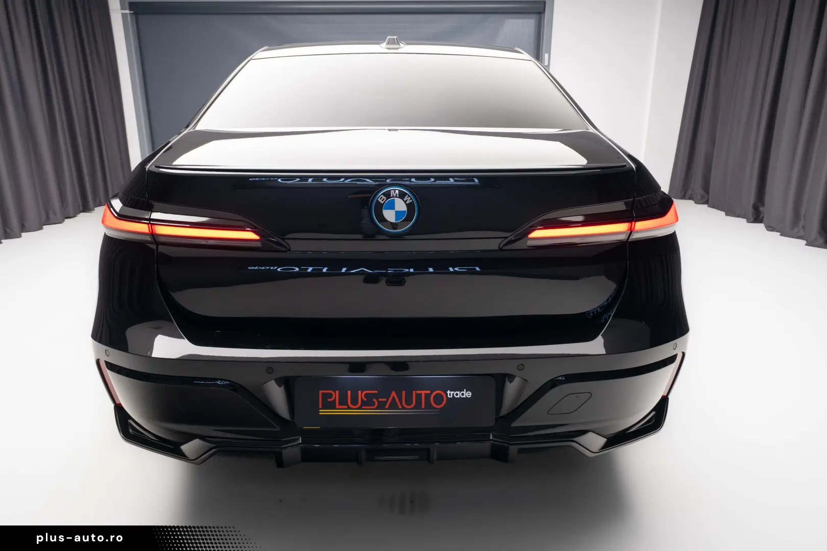 BMW 750e XDRIVE THEATRE HUD SKY-L B&W