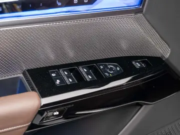 BMW 750e XDRIVE THEATRE HUD SKY-L B&W