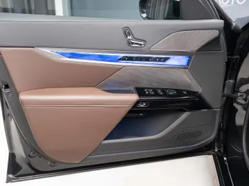 BMW 750e XDRIVE THEATRE HUD SKY-L B&W