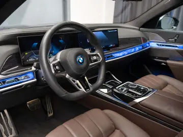 BMW 750e XDRIVE THEATRE HUD SKY-L B&W