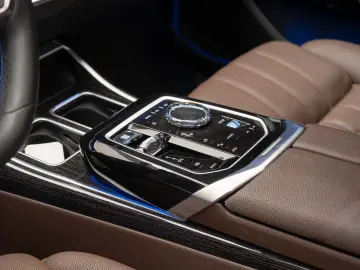 BMW 750e XDRIVE THEATRE HUD SKY-L B&W