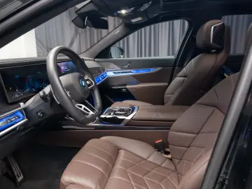 BMW 750e XDRIVE THEATRE HUD SKY-L B&W