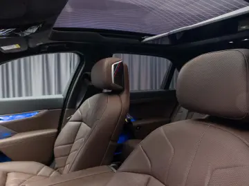 BMW 750e XDRIVE THEATRE HUD SKY-L B&W