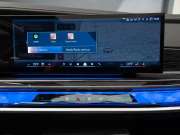 BMW 750e XDRIVE THEATRE HUD SKY-L B&W