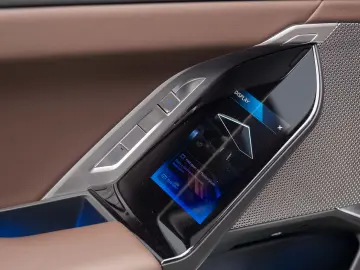 BMW 750e XDRIVE THEATRE HUD SKY-L B&W