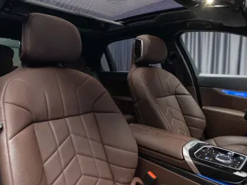 BMW 750e XDRIVE THEATRE HUD SKY-L B&W