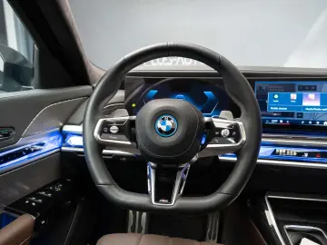 BMW 750e XDRIVE THEATRE HUD SKY-L B&W