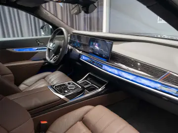 BMW 750e XDRIVE THEATRE HUD SKY-L B&W