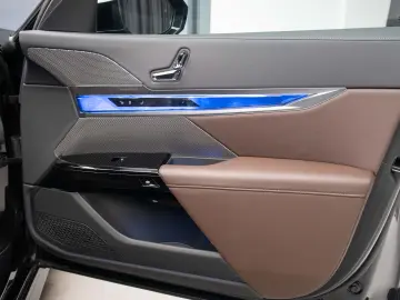 BMW 750e XDRIVE THEATRE HUD SKY-L B&W