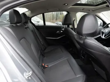 BMW 320e FACEL. NAVI HGSD KAMERA LED SHZ PDC MEMORY