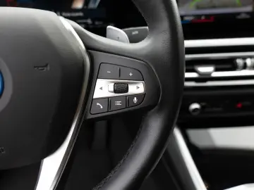 BMW 320e FACEL. NAVI HGSD KAMERA LED SHZ PDC MEMORY