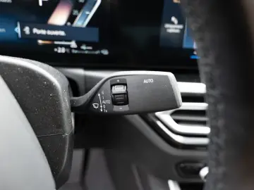 BMW 320e FACEL. NAVI HGSD KAMERA LED SHZ PDC MEMORY