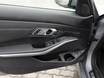 BMW 320e FACEL. NAVI HGSD KAMERA LED SHZ PDC MEMORY