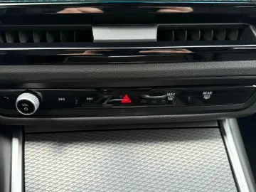 BMW 330e xDrive M Sport Pro LED Inno Paket 19