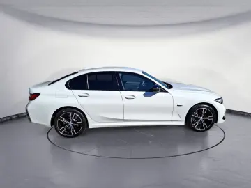 BMW 330e xDrive Automatik M Sportpaket Sport Aut.