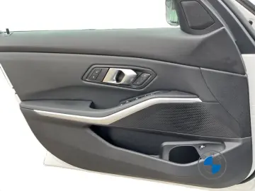 BMW 330e xDrive Limousine M Sportpaket 18  Schiebeda