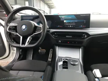 BMW 330e M Sport HUD GlasD.SuView.Ha Ka.Ad-Fahrw.AHK
