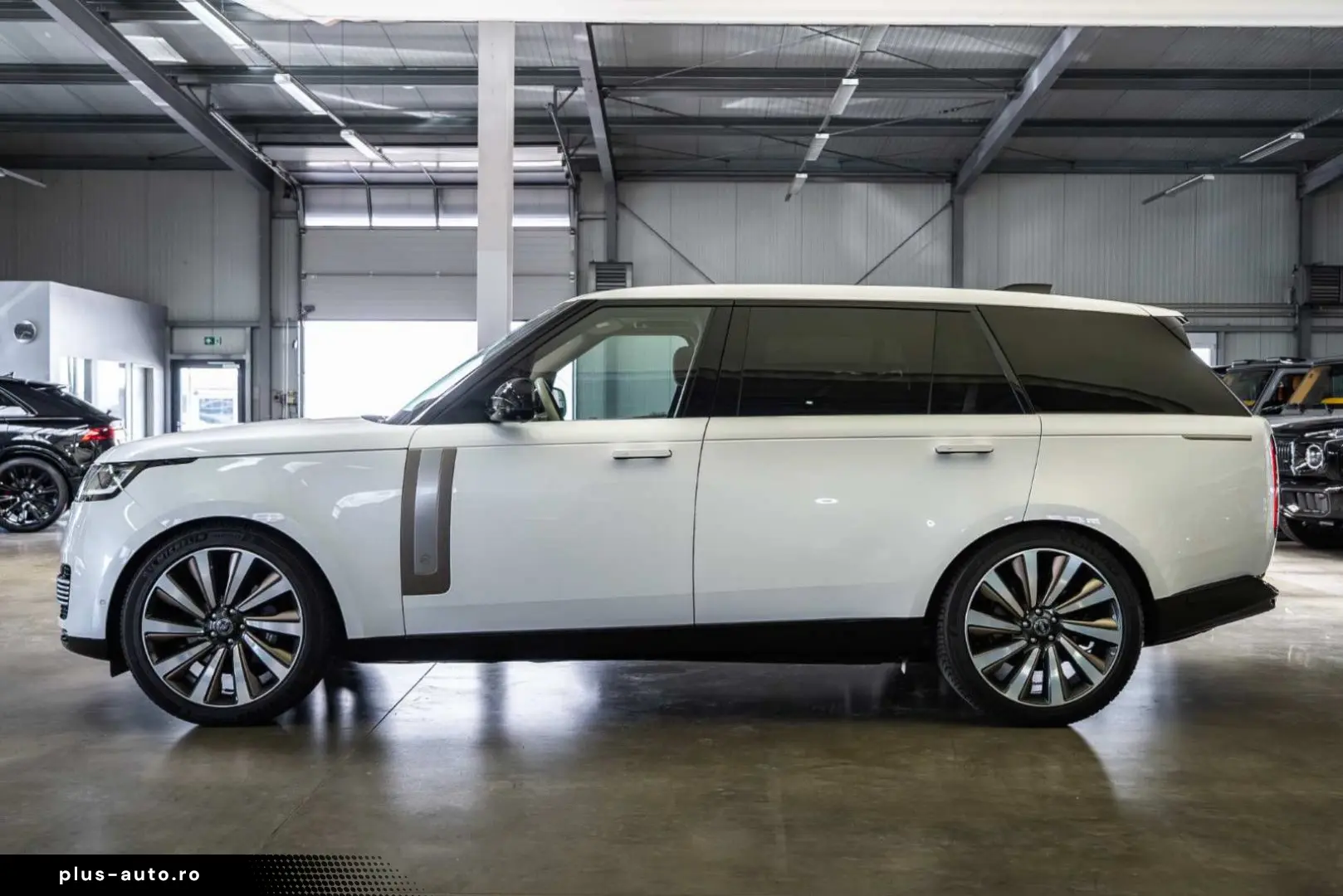 LAND ROVER Range Rover P615 LWB SV