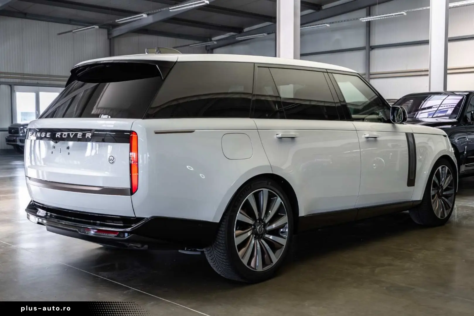 LAND ROVER Range Rover P615 LWB SV