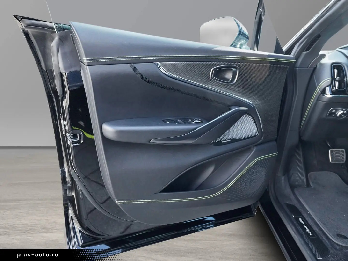 ASTON MARTIN DBX 707 AMR Onyx Black