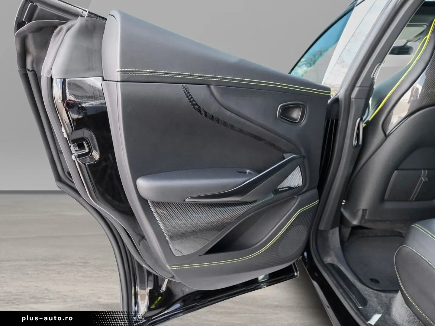 ASTON MARTIN DBX 707 AMR Onyx Black