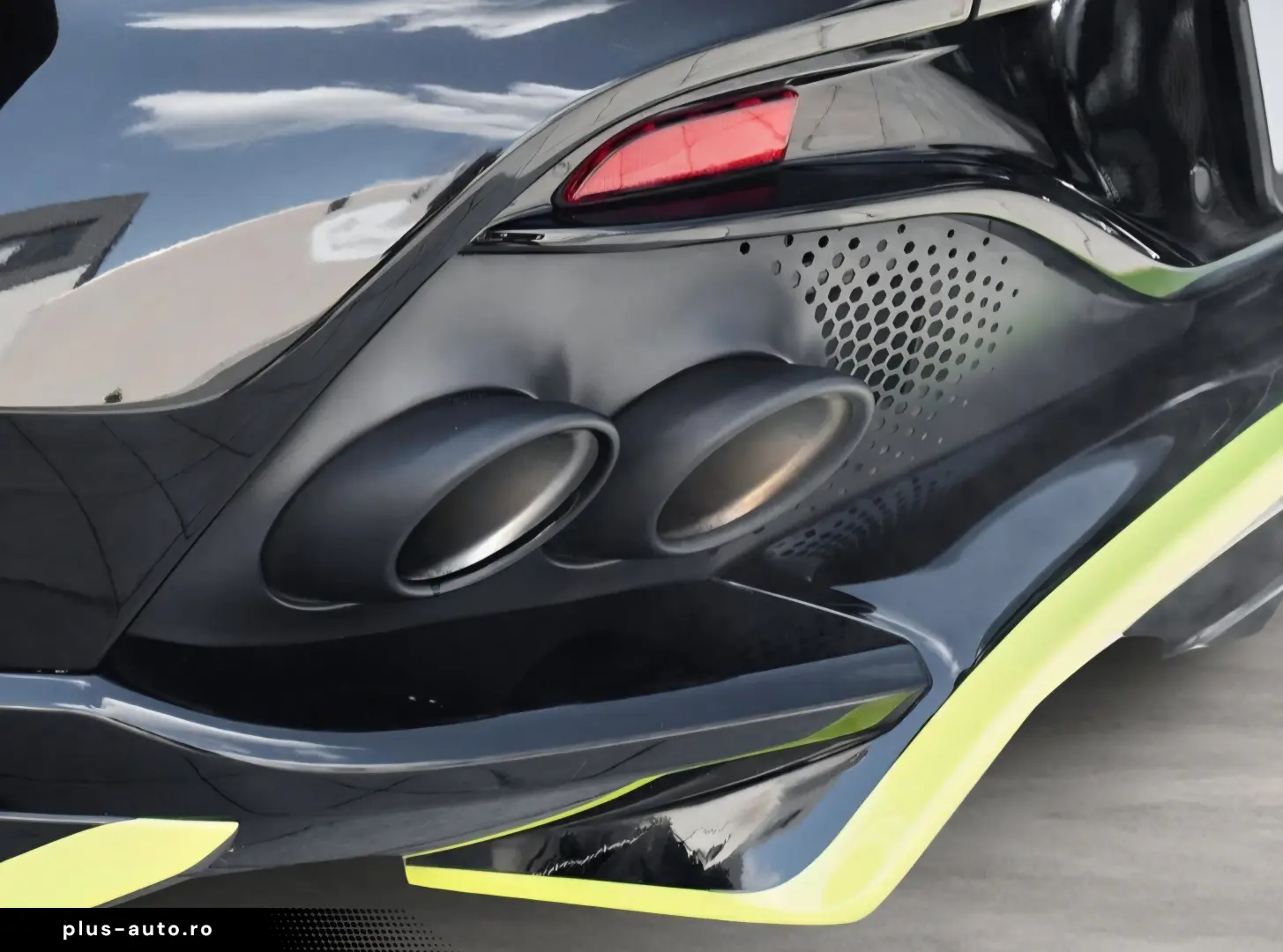 ASTON MARTIN DBX 707 AMR Onyx Black