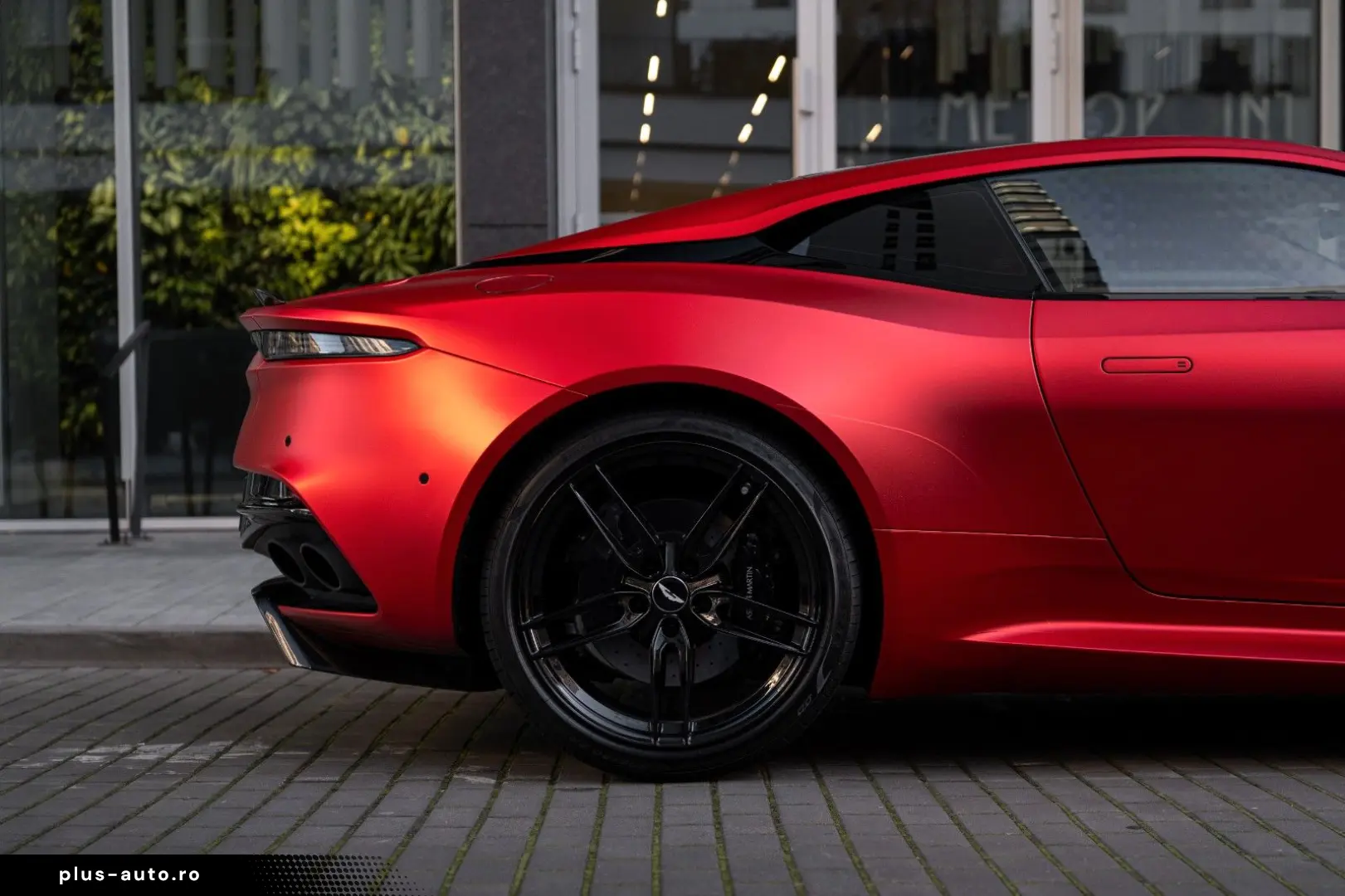 ASTON MARTIN DBS 5.2 V12