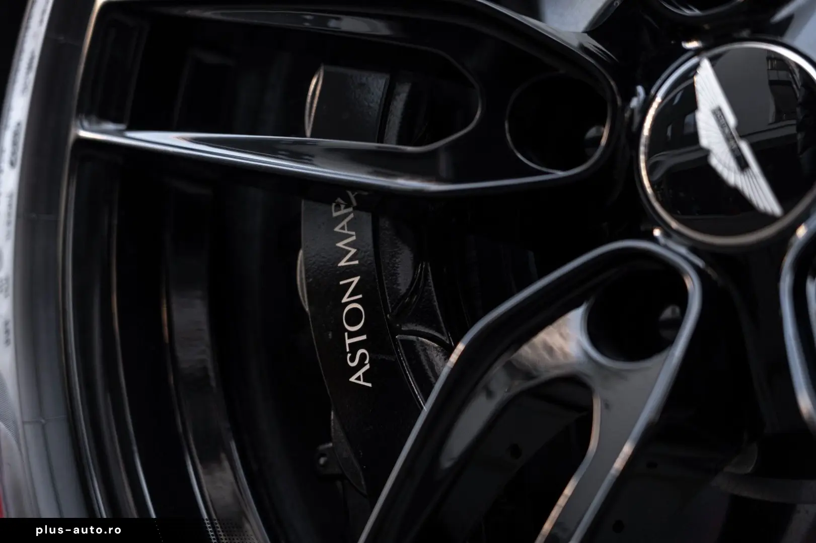 ASTON MARTIN DBS 5.2 V12