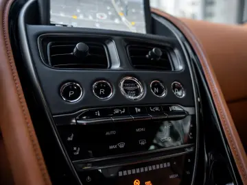 ASTON MARTIN DBS 5.2 V12