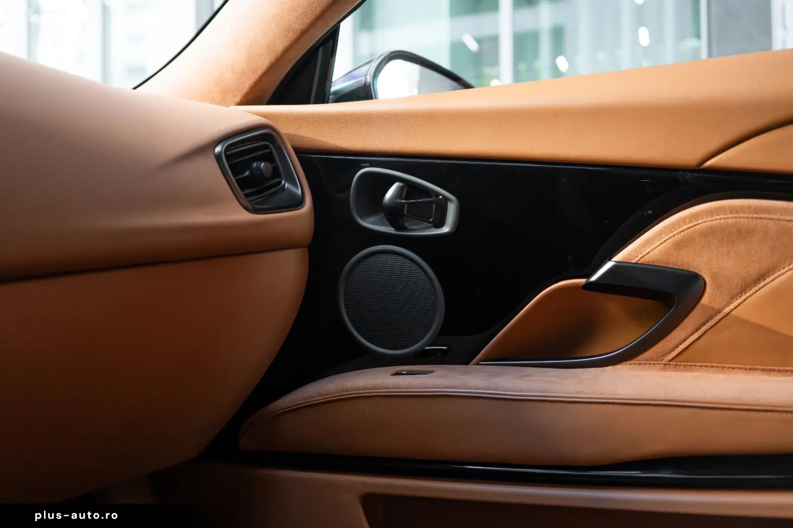 ASTON MARTIN DBS 5.2 V12