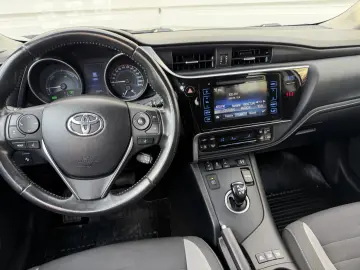 Toyota Auris 1.8 Hybrid 100.000 km de vanzare in RATE FIXE