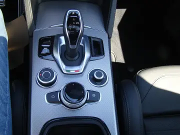 ALFA ROMEO Stelvio Veloce Q4 2.0 Turbo AT LED Navi Shz Klim