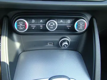 ALFA ROMEO Stelvio Veloce Q4 2.0 Turbo AT LED Navi Shz Klim