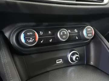 ALFA ROMEO Stelvio 2.2D VELOCE Q4 NAVI LED KAMERA MATRIX SH