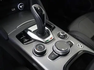ALFA ROMEO Stelvio 2.2D VELOCE Q4 NAVI LED KAMERA MATRIX SH