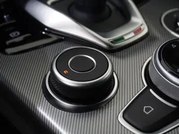 ALFA ROMEO Stelvio 2.2D VELOCE Q4 NAVI LED KAMERA MATRIX SH