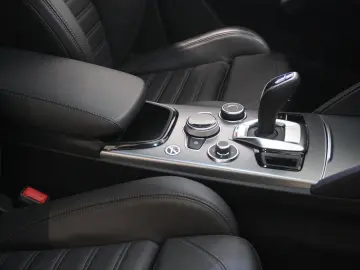 ALFA ROMEO Stelvio 2.2D VELOCE Q4 NAVI LED KAMERA MATRIX SH