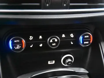 ALFA ROMEO Stelvio Q4 MatLED Navi Leder Kam HarmKardon ACC