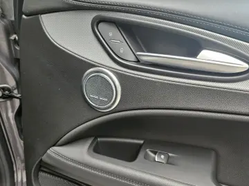 ALFA ROMEO Stelvio Veloce Q4 ACC Matrix Leder Kamera Navi