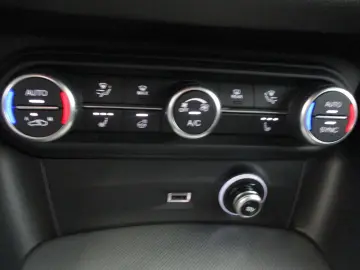 ALFA ROMEO Stelvio Veloce Q4 NAVI SHZ LEDER AT