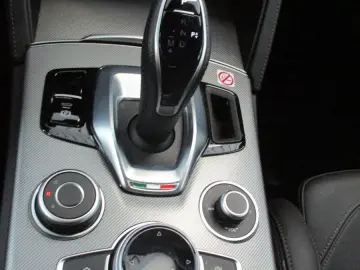 ALFA ROMEO Stelvio Veloce Q4 NAVI SHZ LEDER AT