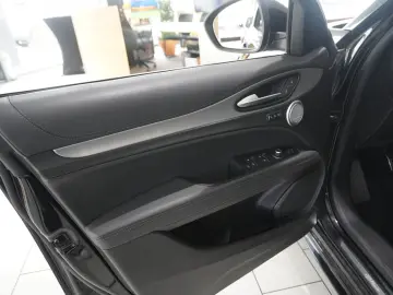ALFA ROMEO Stelvio 2.2D VELOCE Q4 NAVI LED KAMERA MATRIX SH