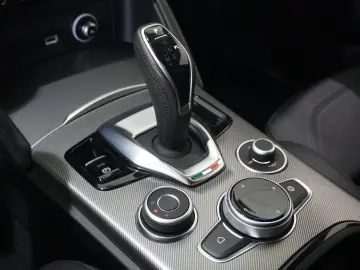 ALFA ROMEO Stelvio 2.2D VELOCE Q4 NAVI LED KAMERA MATRIX SH