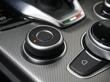 ALFA ROMEO Stelvio 2.2D VELOCE Q4 NAVI LED KAMERA MATRIX SH