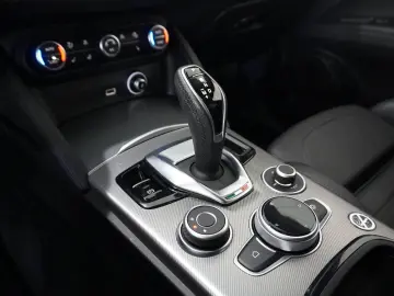 ALFA ROMEO Stelvio 2.2D VELOCE Q4 NAVI LED KAMERA MATRIX SH