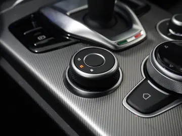 ALFA ROMEO Stelvio 2.2D VELOCE Q4 NAVI LED KAMERA MATRIX SH