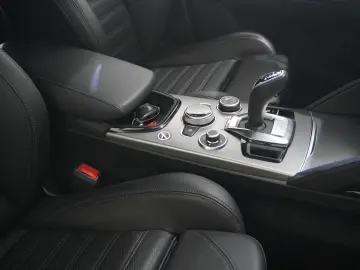 ALFA ROMEO Stelvio 2.2D VELOCE Q4 NAVI LED KAMERA MATRIX SH