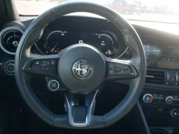 ALFA ROMEO Giulia TI 2.0 TURBO 16V 280 PS AT8 Q4 NAVI XENON