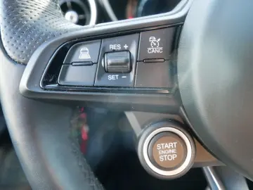 ALFA ROMEO Giulia TI 2.0 TURBO 16V 280 PS AT8 Q4 NAVI XENON