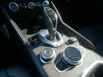 ALFA ROMEO Giulia TI 2.0 TURBO 16V 280 PS AT8 Q4 NAVI XENON